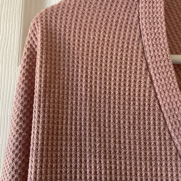 Pink peony waffle knit slouchy v neck top rose mauve - Picture 3 of 6